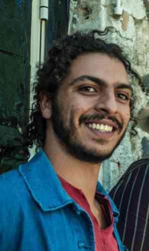 Une image contenant Visage humain, personne, sourire, habits

Description générée automatiquement