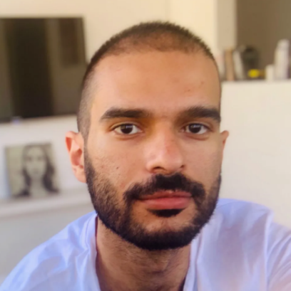 Une image contenant Visage humain, personne, Barbe humaine, homme

Description générée automatiquement